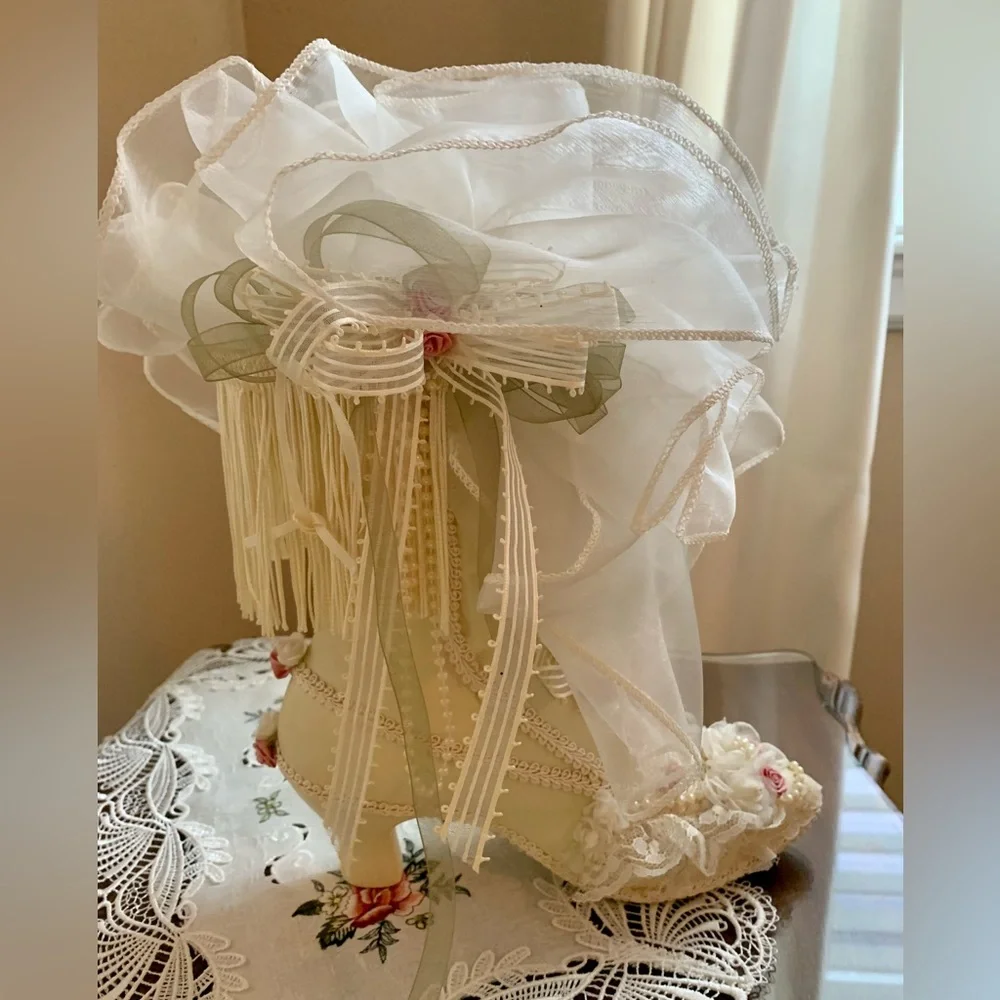 DARLING VICTORIAN BOOT DECOR PIECE. RIBBONS, LACE, PINK ROSES & FRINGE. SWEET💞 - Picture 3 of 10